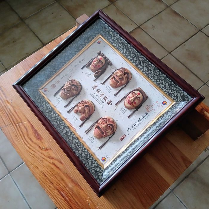Quadro com máscaras coreanas