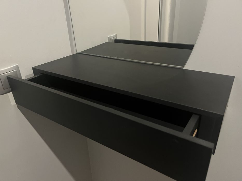 Półka wisząca z szufladą