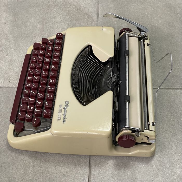 Подарунок преміум-класу друкарська машинка Olympia Splendid 33 Germany