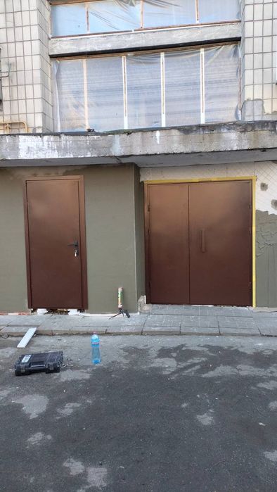 Входные двери в тамбур, металлические двери, бронированные двери