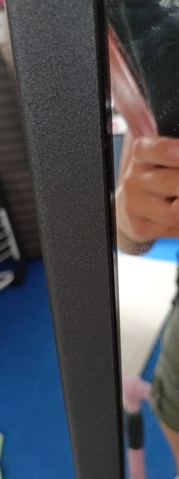 Piękne dużo lustro w metalowej metalowej ramie