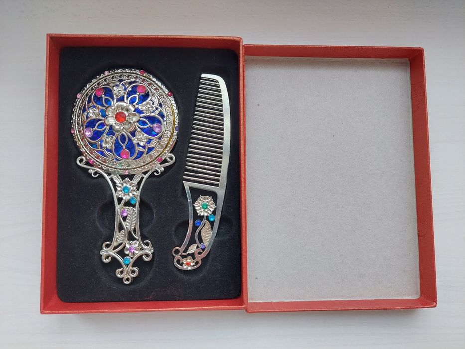 Вінтажне косметичне дзеркало з гребенем