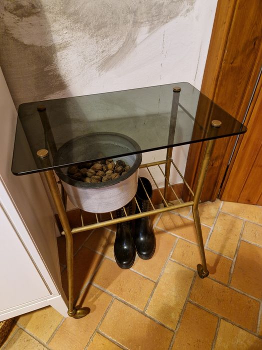 Mesa de Apoio Vintage em Metal Dourado e Vidro Fumado – Excelente Estado