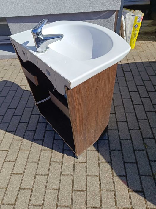 Szafka łazienkowa z umywalką i baterią