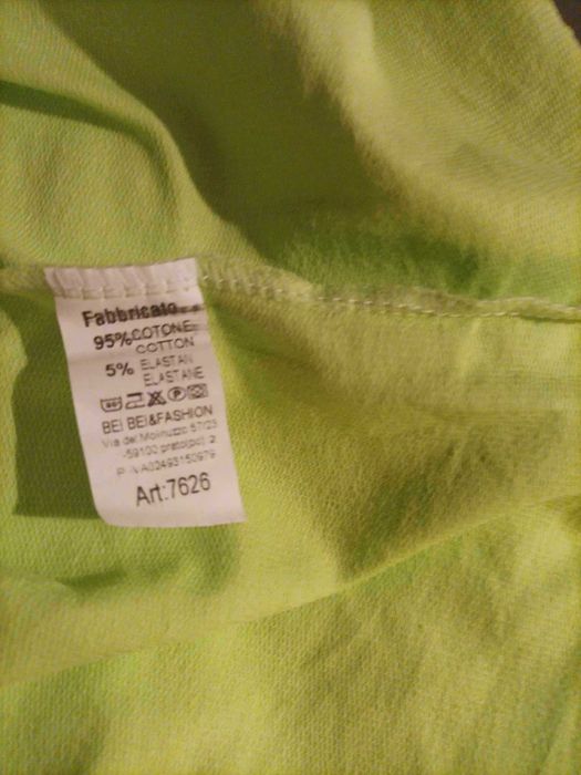 Sukienka dresowa z różą w kolorze kiwi.