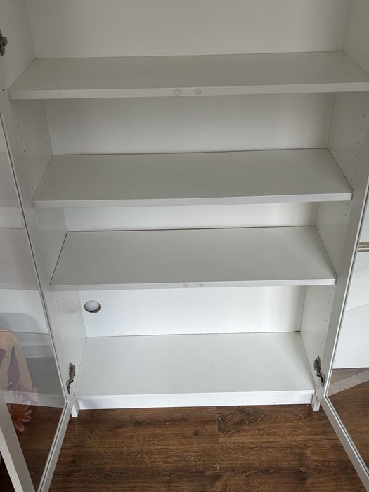 Dwie szklane witryny IKEA