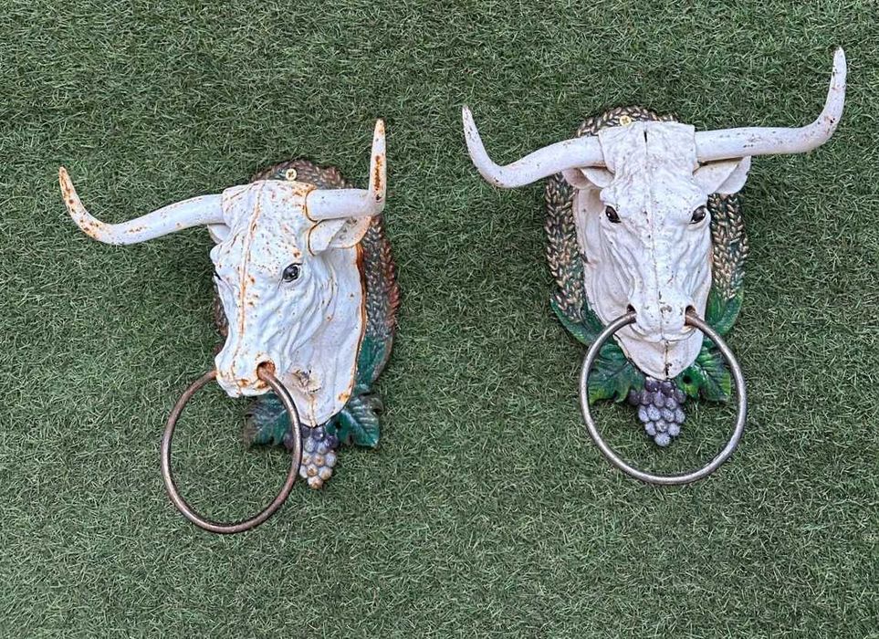 Cabeças de touros em ferro fundido, mural