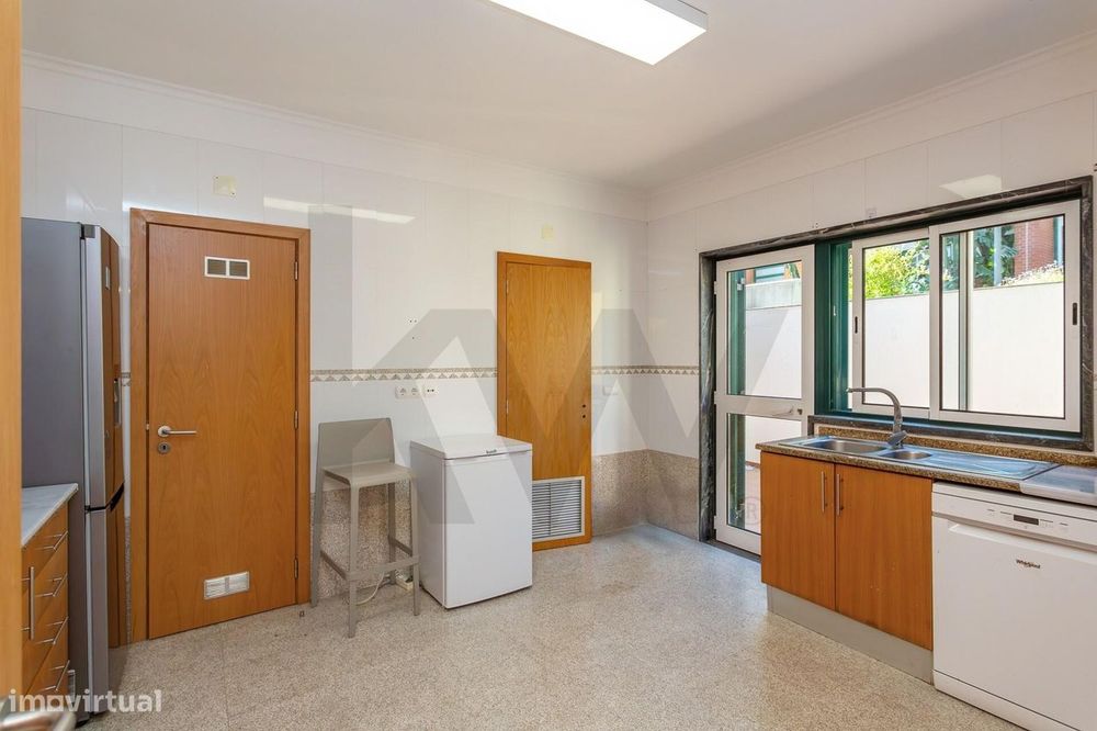 Moradia T4+2 com Jardim e Piscina para Arrendamento, junto ao Oeiras G