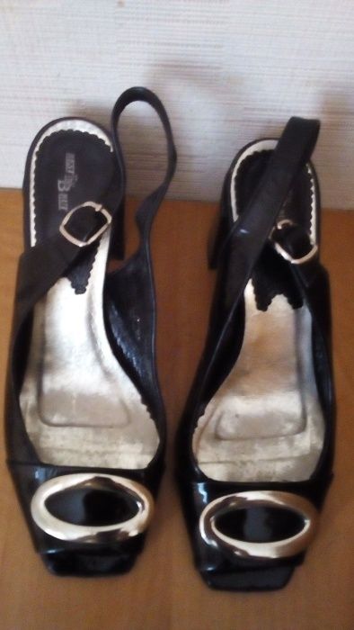 Босоножки лаковые