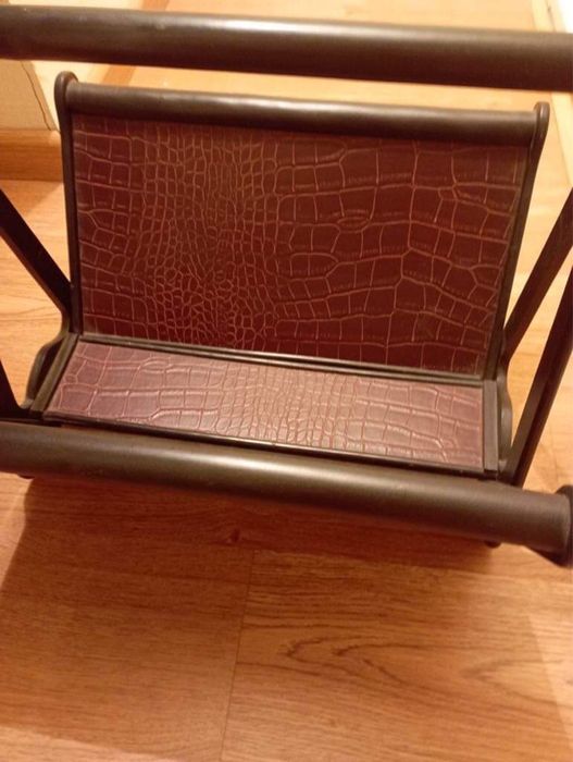Revisteiro movel em pele e resina