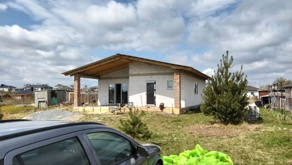 Продам будинок біля міста.
