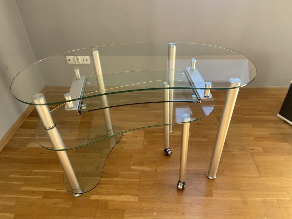 Szklane biurko, może służyć dodatkowo jako stolik
