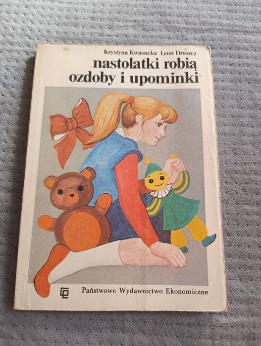 Nastolatki robią ozdoby i upominki