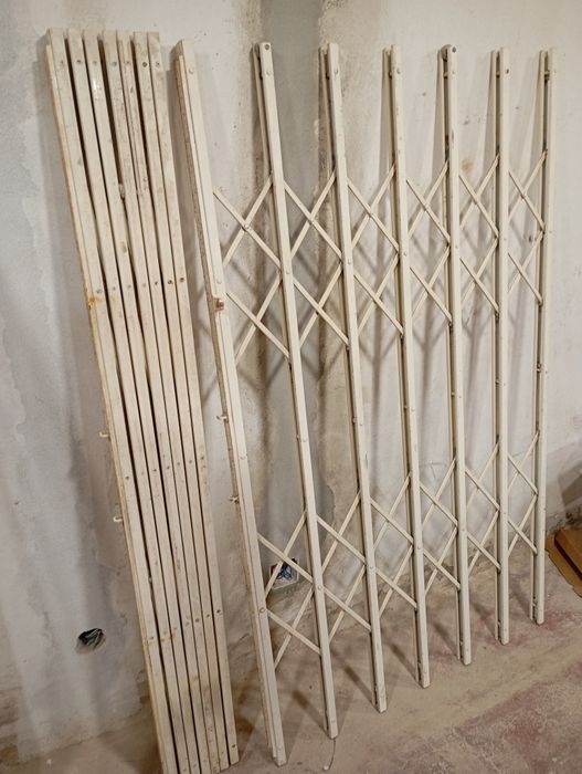 Grades de segurança, de cor branca, para proteção de portas e janelas
