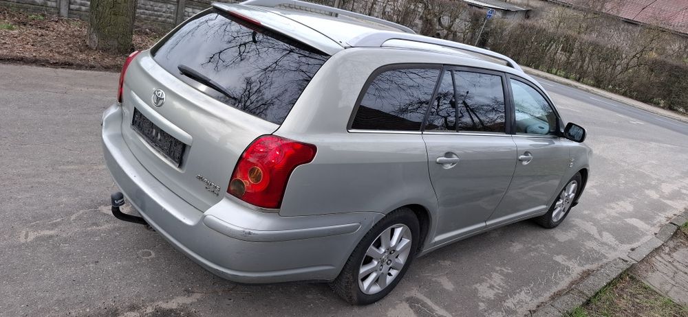 Zderzak tył toyota avensis ii t25 03- wysyłka kolor 6t1