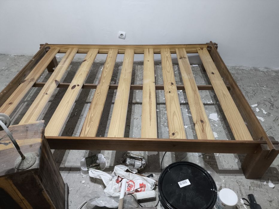 Cama de casal em madeira maciça