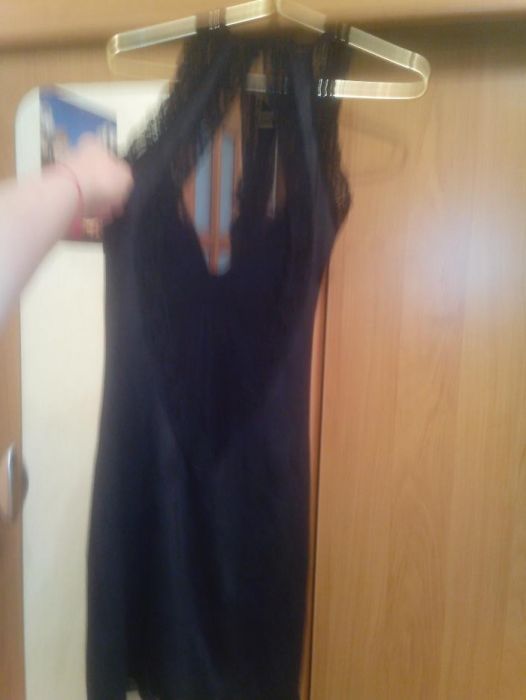 Платье с красивым вырезом на спине, закрытым сеткой