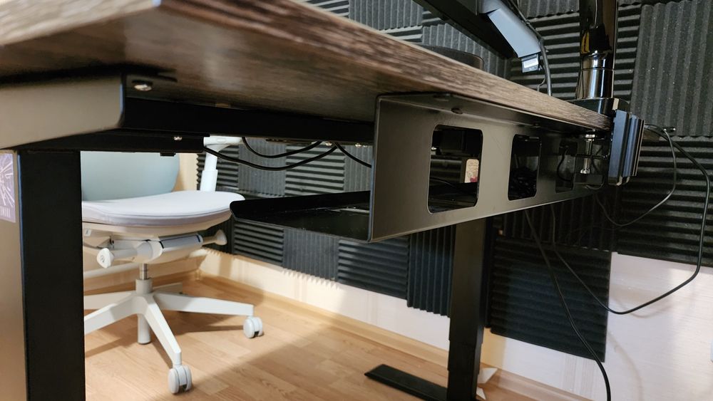 Стійстіл з органайзером і розетками