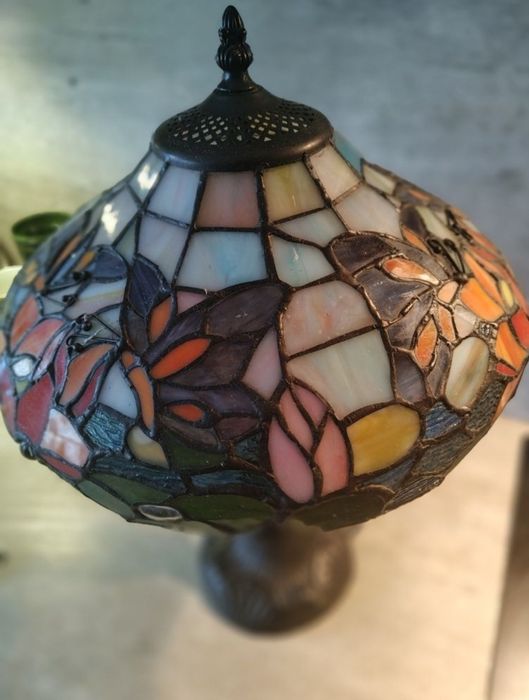 Piękna lampa witrażowa Tiffany – klimatyczna, elegancka, unikatowa