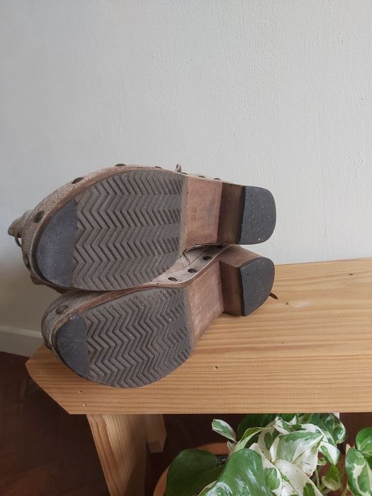 Botas de cano alto e pele