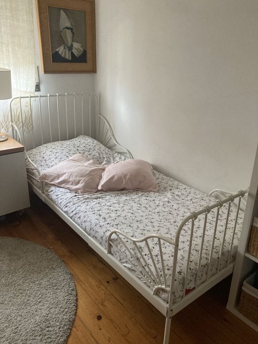 Cama ikea individual branca,  tipo cama antiga de ferro