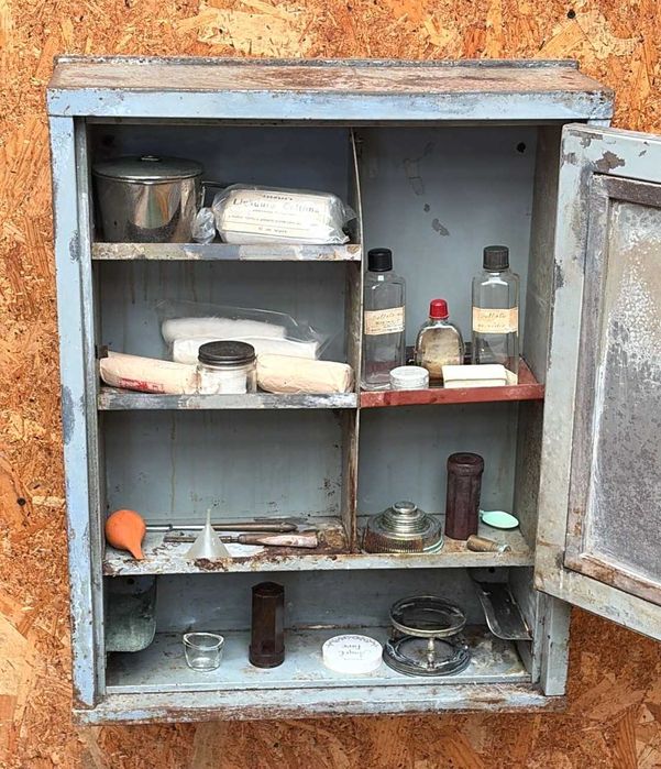 Farmacia, armario de antigo quartel militar, inclui todo o material que se vê nas fotos.