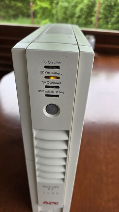 UPS Zasilacz awaryjny APC 1500RS