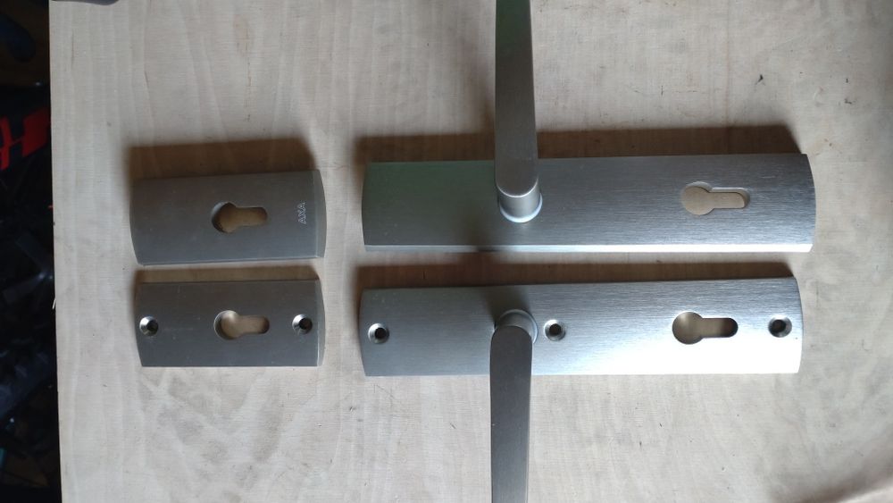 Klamka AXA Diva ++ F6 inox i szyld górny