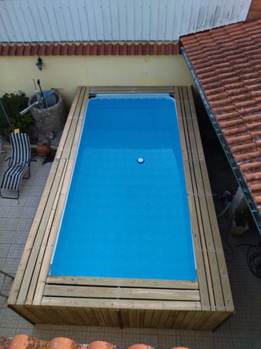 piscina com estrutura em ferro e madeira