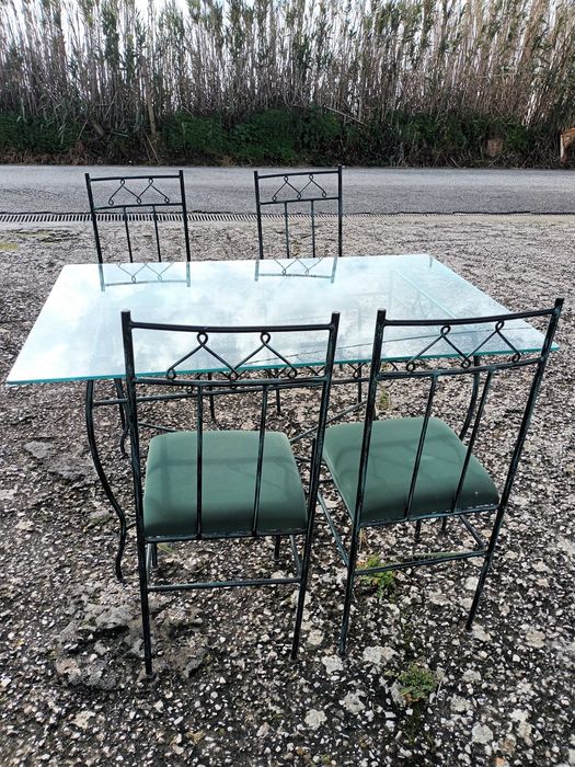 Mesa de ferro com 4 cadeiras