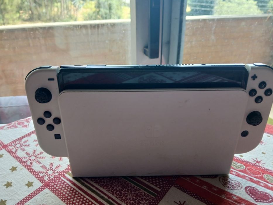 Nintendo switch oled com muitos acessórios e com caixa, o me filho deixou cair na agua e parou de funcionar