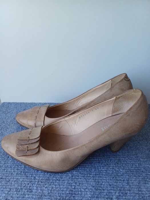 Beżowe buty na obcasach rozmiar 39 eksbut