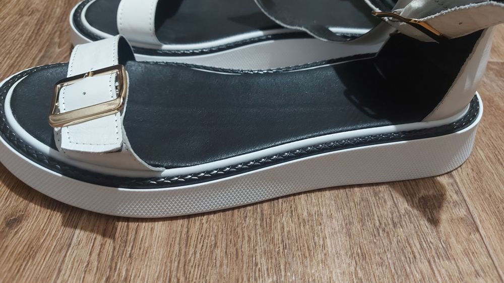 Босоножки кожаные