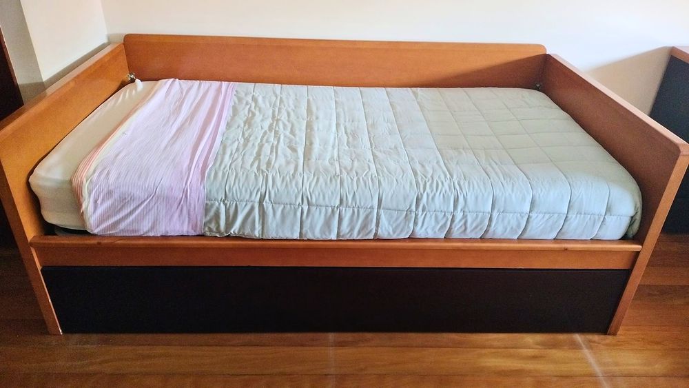 Quarto completo em madeira de cerejeira – excelente estado (cama + colchões + secretária + arrumação)