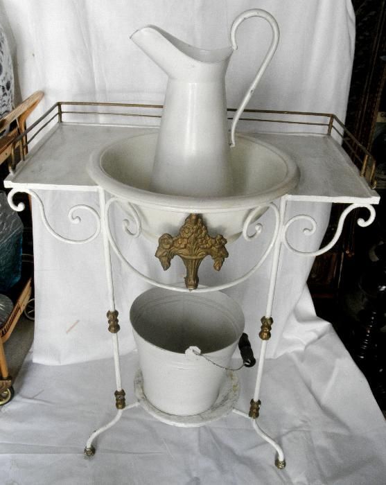 Lavatório Armação Metal Branco Dourado