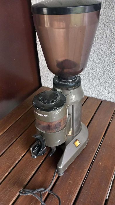 Express do kawy z młynkiem.