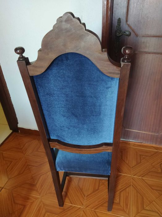 Cadeiras antigas muito bonitas em bom estado.