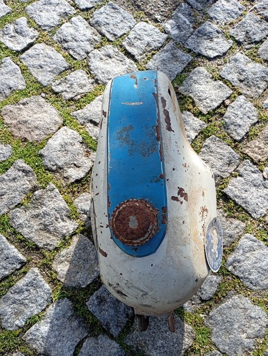 Vendo este depósito de mota antiga