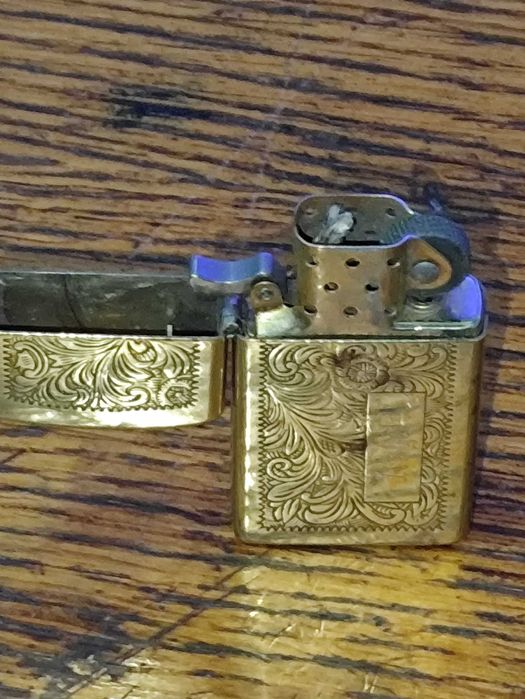 Isqueiro vintage Zippo VII latão maciço pergaminho veneziano