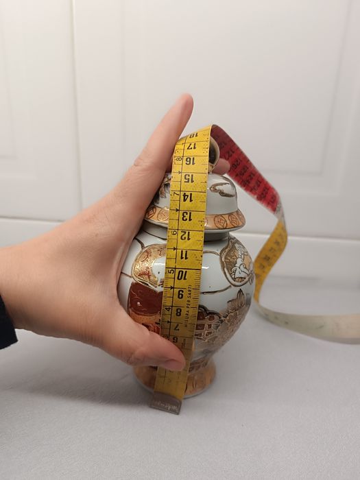 Pote de Porcelana Japonesa Kutani. 18 cm. Pintando à  Mão