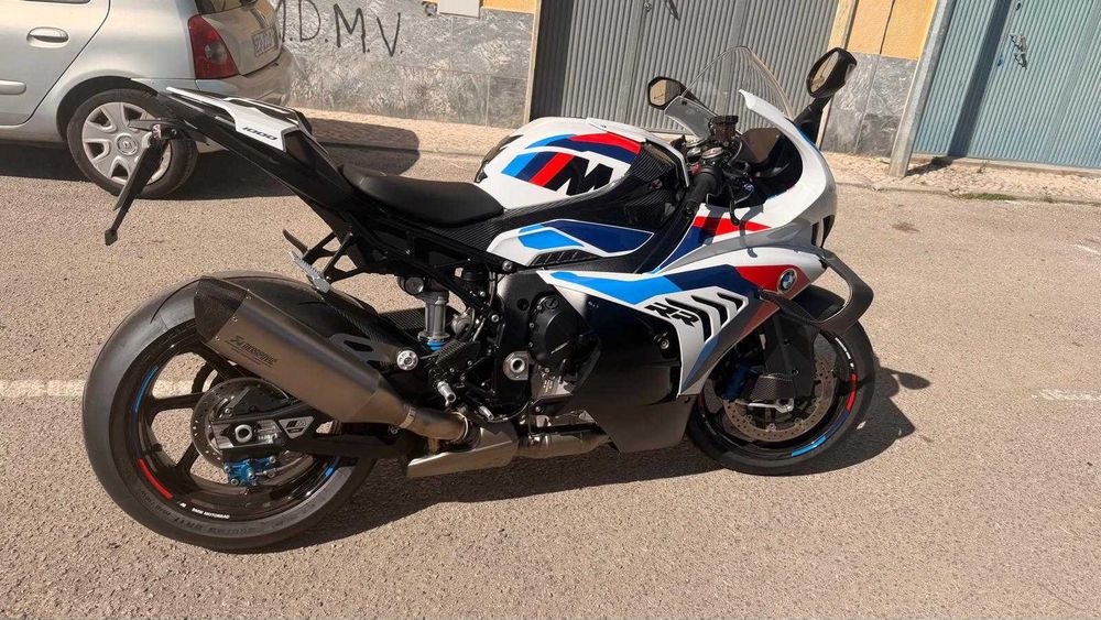 BMW M1000Rr imaculada
