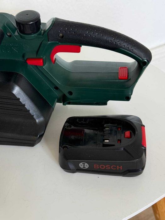 Дитяча іграшкова велика бензопила Bosch Klein зі звуком та рухомим ланцюгом