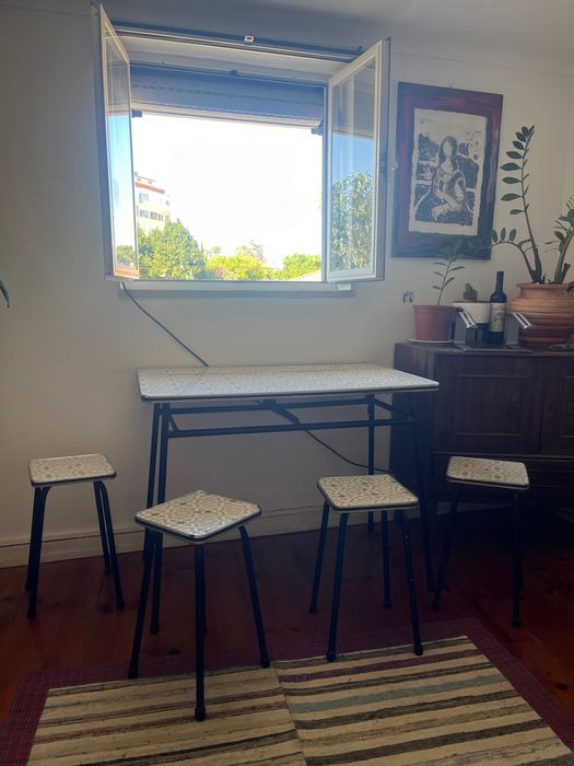 Conjunto De Mesa Com 4 Bancos
