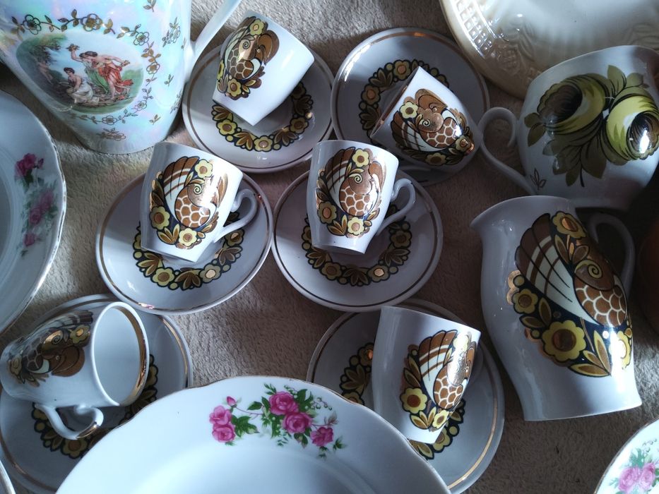 Посуда  тарелки ,чашки,молочники
