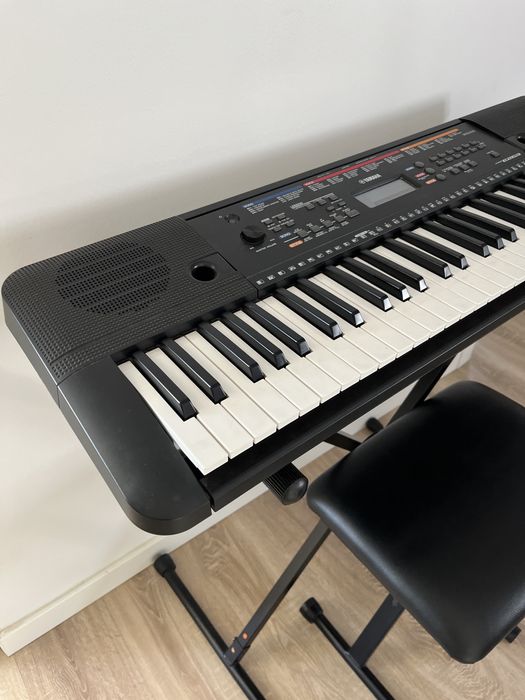 Teclado Yamaha com banco e suporte incluídos