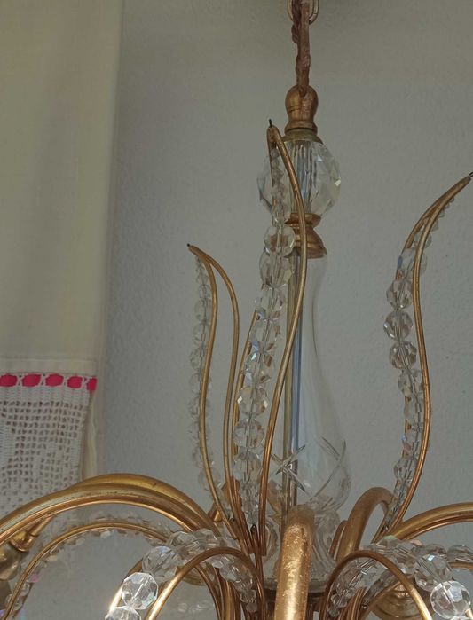 Candeeiro de teto dourado com globos em cristal