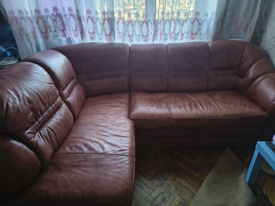 Продаю кожаний угловой диван в гарному стані
