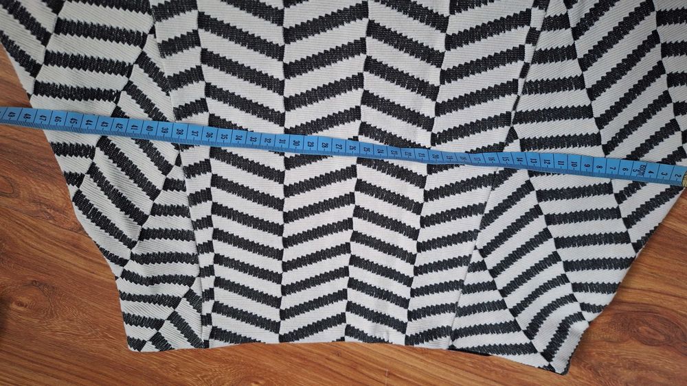 Spódnica,  spodenki, bluzka biała  ecru.