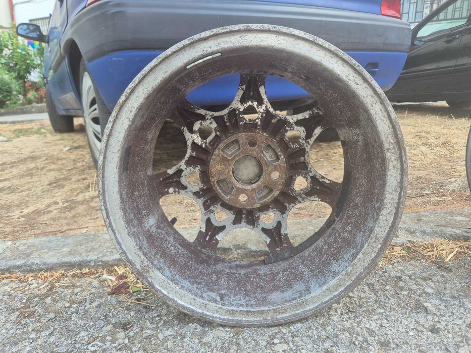 Jantes 15.originais da honda com alguns riscos como mostra. Nas fotos.