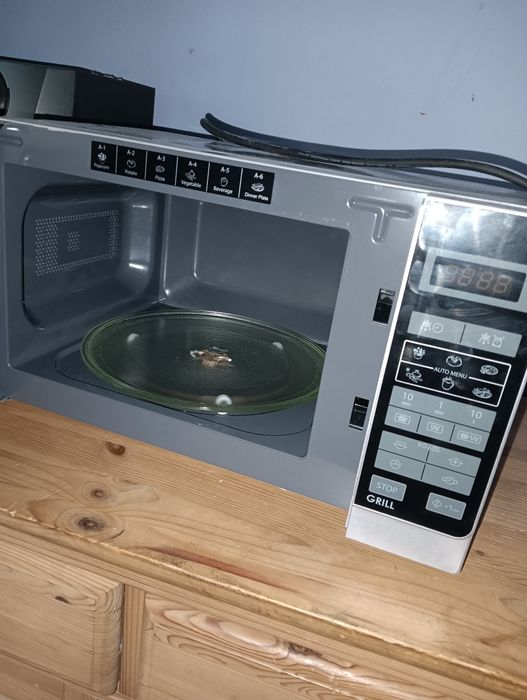 Mikrofalówka Sharp z grillem 20L, sprawna